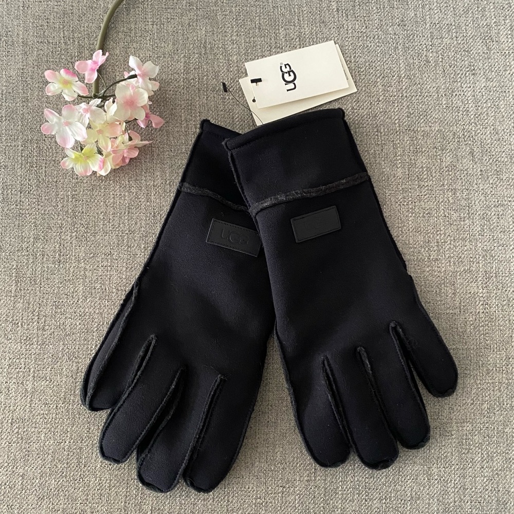 Ugg’s black performance gloves✨